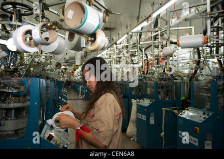 Atelier de l'usine de Langsha Group, plus grand producteur de chaussettes et bas, à Yiwu, Zhejiang, Chine. 07-Nov-2011 Banque D'Images