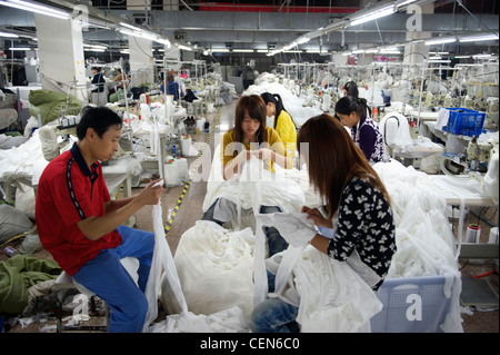 Atelier de l'usine de Langsha Group, plus grand producteur de chaussettes et bas, à Yiwu, Zhejiang, Chine. 07-Nov-2011 Banque D'Images