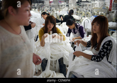 Atelier de l'usine de Langsha Group, plus grand producteur de chaussettes et bas, à Yiwu, Zhejiang, Chine. 07-Nov-2011 Banque D'Images