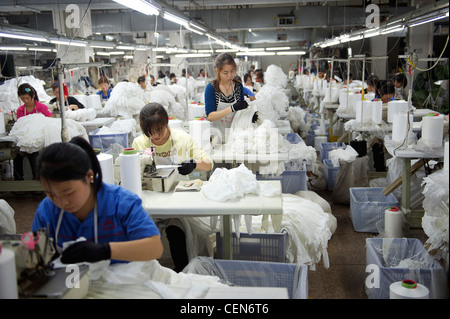 Atelier de l'usine de Langsha Group, plus grand producteur de chaussettes et bas, à Yiwu, Zhejiang, Chine. 07-Nov-2011 Banque D'Images