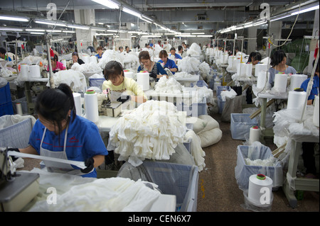 Atelier de l'usine de Langsha Group, plus grand producteur de chaussettes et bas, à Yiwu, Zhejiang, Chine. 07-Nov-2011 Banque D'Images