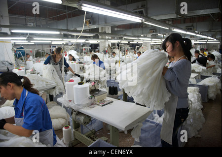 Atelier de l'usine de Langsha Group, plus grand producteur de chaussettes et bas, à Yiwu, Zhejiang, Chine. 07-Nov-2011 Banque D'Images