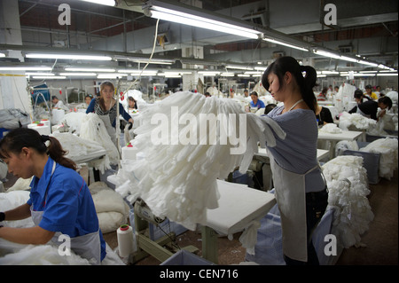 Atelier de l'usine de Langsha Group, plus grand producteur de chaussettes et bas, à Yiwu, Zhejiang, Chine. 07-Nov-2011 Banque D'Images