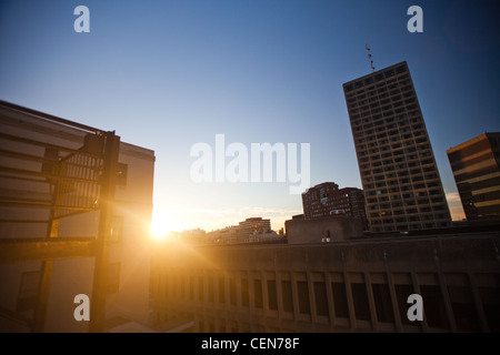 La fin de l'après-midi vue sur le bâtiment d'Hermann (Dewey Library) et bâtiment au MIT Sloan's Sloan School of Management Banque D'Images