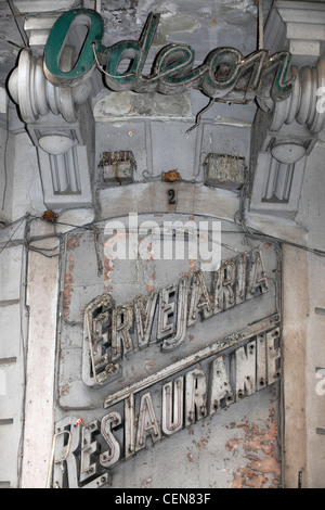 Lettrage néon cassé en dehors de l'abandon de l'art déco cinéma Odéon dans le centre de Lisbonne, Portugal Banque D'Images