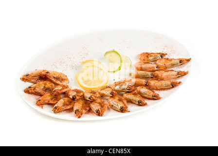 Crevettes grillées au citron isolé sur fond blanc Banque D'Images