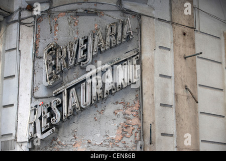 Lettrage néon cassé en dehors de l'abandon de l'art déco cinéma Odéon dans le centre de Lisbonne, Portugal Banque D'Images