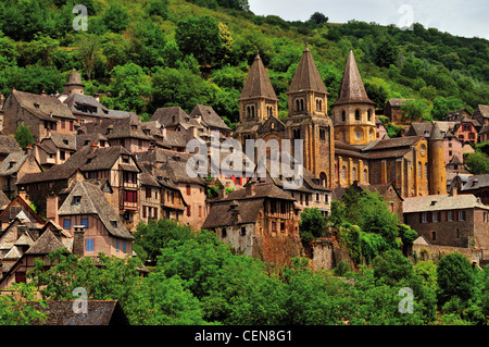 France, Saint James Way : Vue de l'abbaye Sainte-Foy dans le centre du village médiéval de Conques Banque D'Images