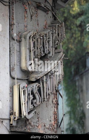 Lettrage néon cassé en dehors de l'abandon de l'art déco cinéma Odéon dans le centre de Lisbonne, Portugal Banque D'Images