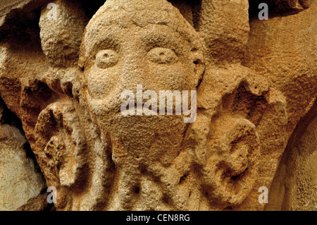 L'Espagne, Saint James Way : Détail d'un édifice roman capital de l'ermite église Santa Maria de Eunate Banque D'Images