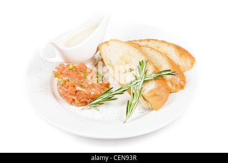 Tar-tar à partir de saumons poisson avec l'oignon vert. Servi avec sauce au miel et de pain blanc grillé. Banque D'Images