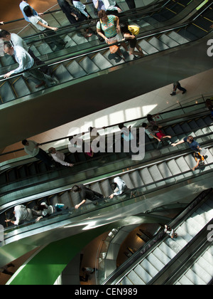 Les escalators dans ride shopping centre commercial VivoCity à Singapour. Banque D'Images