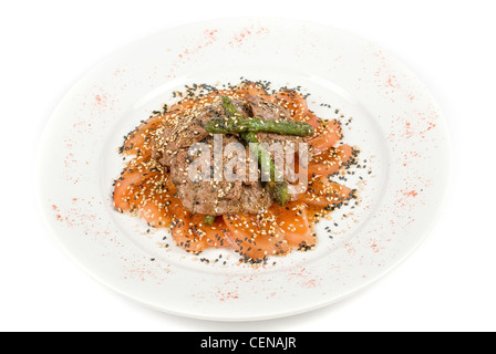 Salade de boeuf aux champignons de Paris, haricots verts, asperges, Épinards et tomates carpaccio Banque D'Images