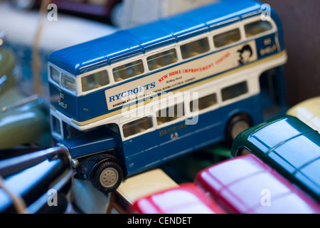 Les bus pour la vente de jouets de collection sur l'affichage à une vente aux enchères Montrose Ecosse. 1960 uk bus Banque D'Images