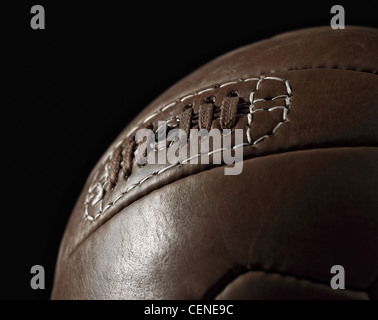 Le Libre De Droit D Un Vieux Ballon Au Sol Photo Stock Alamy