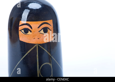 Femme musulmane islamique arabe poupée de nidification en close up portant une burka noire Banque D'Images