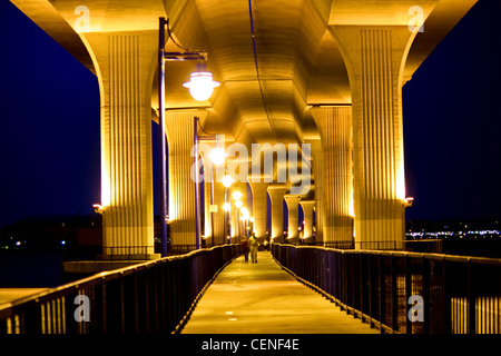 Le nouveau pont qui traverse la rivière Saint Lucie au milieu de Stuart, Fl Banque D'Images