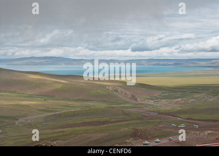 Lac Namtso dans la distance de la lagen Banque D'Images