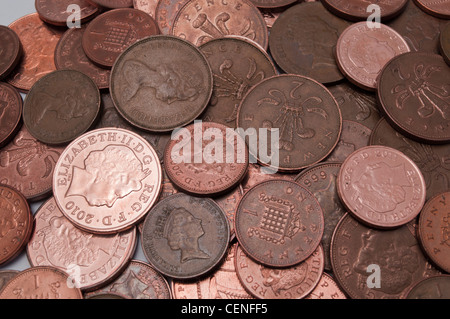 Pile de pièces de cuivre, d'argent au Royaume-Uni, y compris l'une et deux pièces pence Banque D'Images