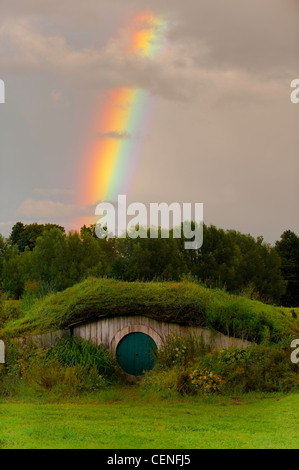 Trou de hobbit du seigneur des anneaux avec arc-en-ciel naturel Banque D'Images