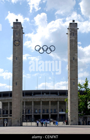 Stade olympique de Berlin avec les anneaux olympiques sur l'entrée principale. Banque D'Images