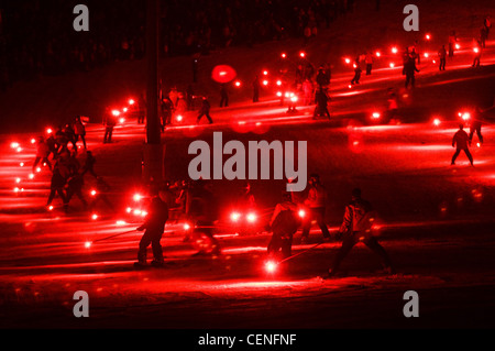 Descente aux flambeaux sur des skis défilé de masse bas de la montagne à ski, Kamloops, BC, Canada, New Years eve Banque D'Images