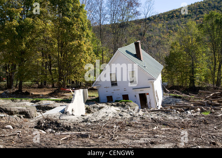 Une maison lavé de ses fondations en raison de dommages causés par des inondations dans la région de Warren Michigan le long de la rivière Mad en 2011 Banque D'Images