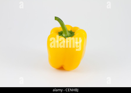 Ensemble de poivron jaune, Capsicum annuum, légumes sur fond blanc. Banque D'Images