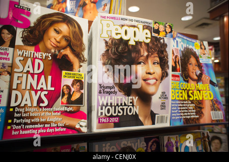 Magazines tabloïds nous, peuple et en fonctionnalité Toucher la mort de la chanteuse Whitney Houston sur leurs couvercles Banque D'Images