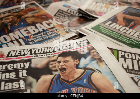 Une collection de journaux de la ville de New York couvre sur plusieurs jours liés à la popularité des NY Knicks joueur de basket-ball d'Asie Banque D'Images