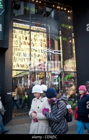 Le M.A.C. Magasin de cosmétiques à Times Square à New York Banque D'Images