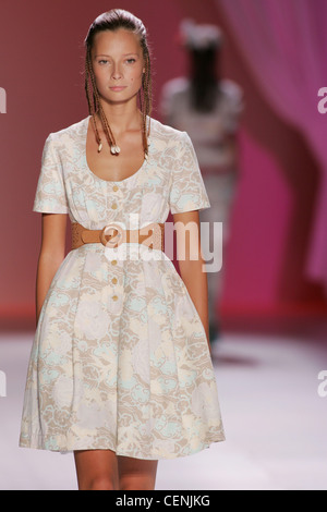 Alexandre Herchovitch New York Prêt à Porter Printemps Été Model Tiiu Kuik face off cheveux gominés et tressé sur les côtés Banque D'Images