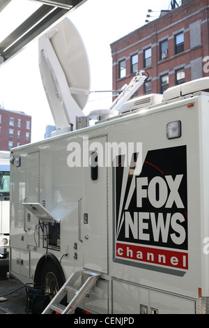 Fox News camion garé à l'extérieur de la 14e Rue à New York Apple Store pour couvrir la mort de Steve Jobs Banque D'Images