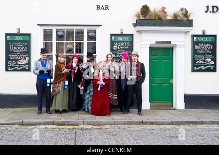 Carol singers Harleston, Norfolk, UK Banque D'Images