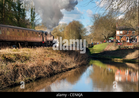 Ex-GWR Grande Prairie Tank loco nombre 5199 prend un train d'Consall sur l'Churnet Valley Railway, Staffordshire Banque D'Images