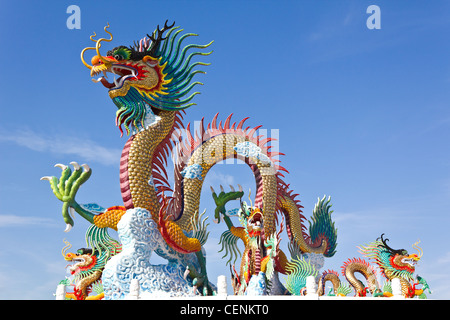 De couleur Dragon Statue avec ciel bleu Banque D'Images