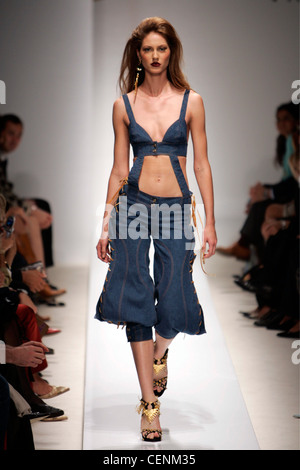 Valentin Yudashkin Milan Prêt à Porter S S Modèle unique goutte earrings, découpe et salopette denim harem pants Banque D'Images