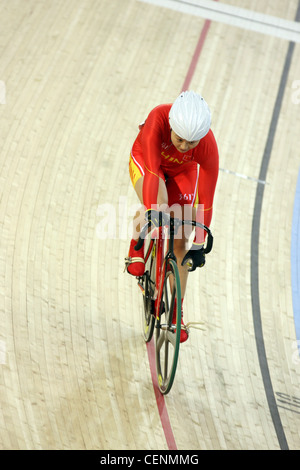 Shuang GUO (RCS) dans le sprint femmes demi-finales à la Coupe du Monde UCI sur piste vélodrome. Banque D'Images