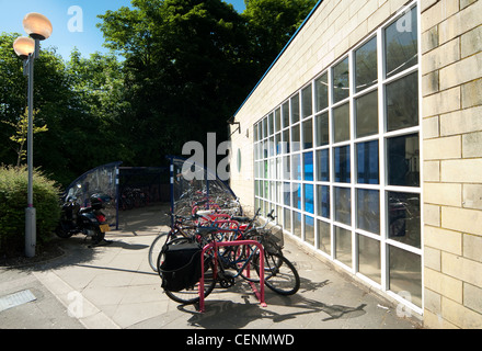 En toute sécurité des vélos garés dans un abri pour vélos à l'extérieur d'une gare d'Angleterre. Banque D'Images