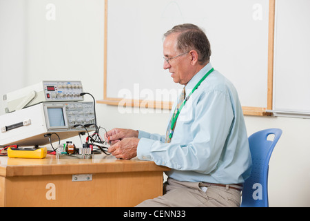 Le professeur oscilloscope in electronics classe Banque D'Images