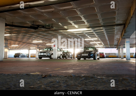 Voitures garées dans un parking à étages en Angleterre. Banque D'Images