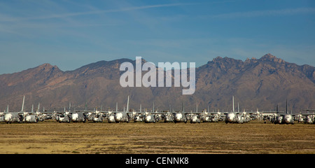 Stockage d'avions militaires et de ferraille Banque D'Images