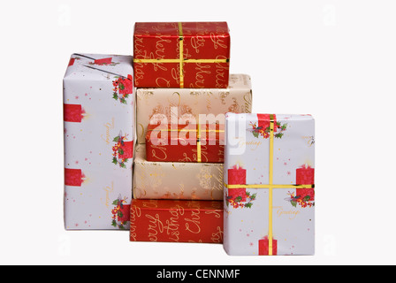 Une pile de cadeaux de Noël cadeaux enveloppés dans du papier. Banque D'Images