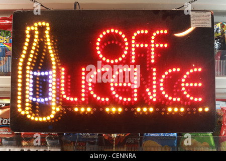 Licence Off Neon Sign dans un magasin de tabac-alcool publicité fenêtre Banque D'Images