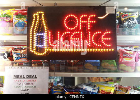 Licence Off Neon Sign dans un magasin de tabac-alcool publicité fenêtre Banque D'Images