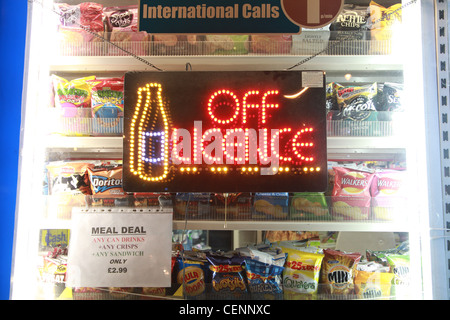 Licence Off Neon Sign dans un tabac-shop window Banque D'Images