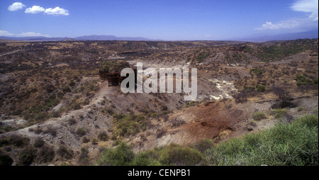 L'Ol Duvai site fossilifère de gorge, le nord de la Tanzanie, Afrique de l'est vu de l'affichage des refuges ou Bandas Banque D'Images