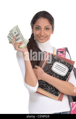 Étudiant d'origine indienne tient pile 100 (cent) dollars heureux gagner de l'argent pour aider avec les frais d'université coûteux Banque D'Images