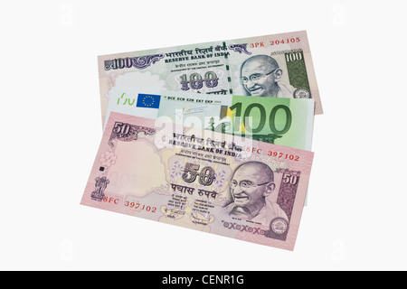 50 et 100 rupee bill avec le portrait de Mahatma Gandhi. Au milieu se trouve un projet de loi Euro 100 Banque D'Images