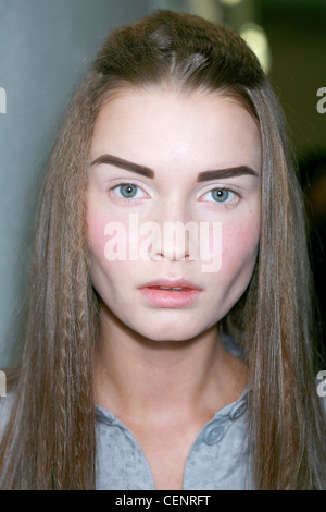 Backstage Chanel Paris Prêt à Porter Automne Hiver long crimmped modèle blonde cheveux visage moitié définies sourcils à la Banque D'Images